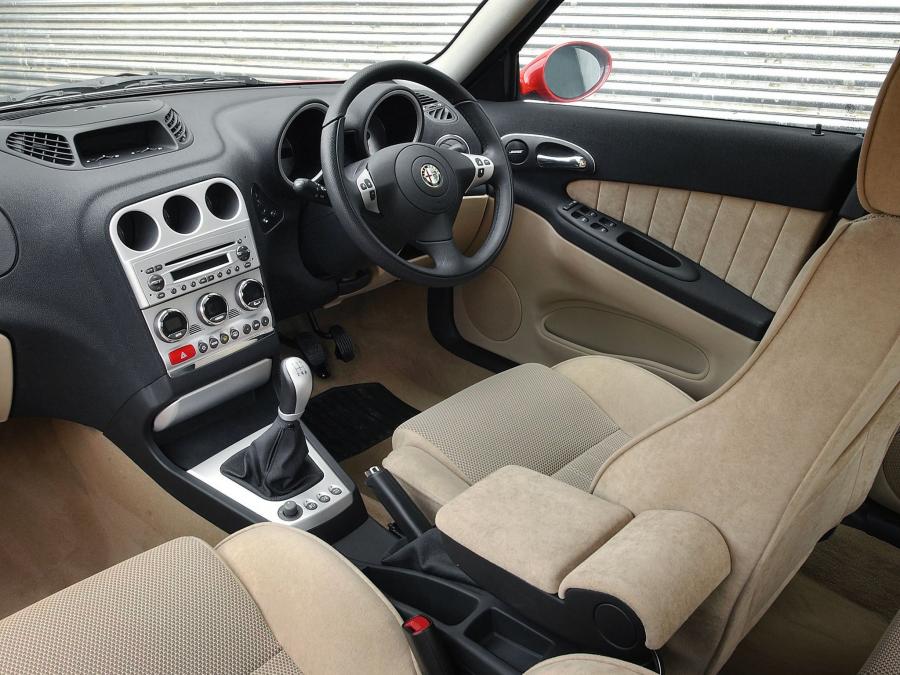 Интерьер Alfa Romeo 156 (932A) 2003 года  (UK) (фото 4 из 8)